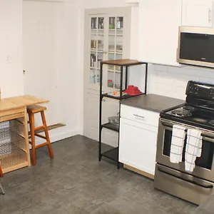 Urban Oasis - 3br 2ba - View- Private Parking Apartment Pittsburgh
